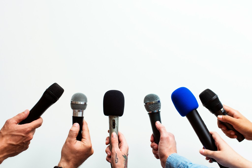 6 micros tendus vers un espace vide. by CuratedLifestyle-Unsplash